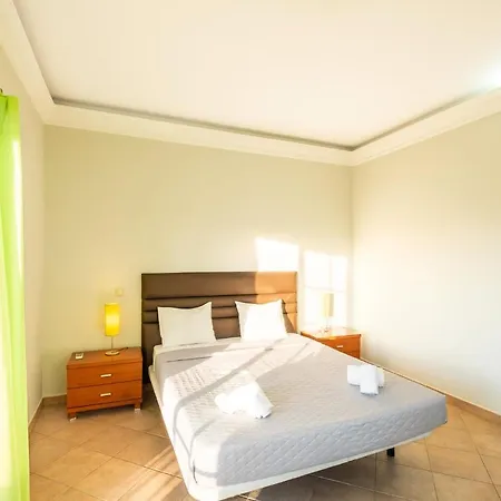 فيلة Isa - Heated Pool - Free Wi-fi - Air Con
