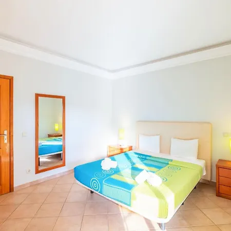 Isa - Heated Pool - Free Wi-fi - Air Con