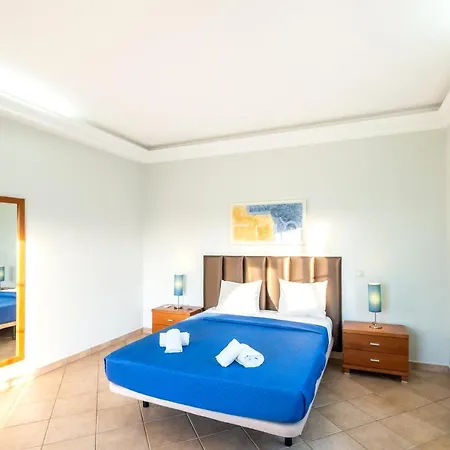 Isa - Heated Pool - Free Wi-fi - Air Con *