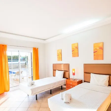 Isa - Heated Pool - Free Wi-fi - Air Con *