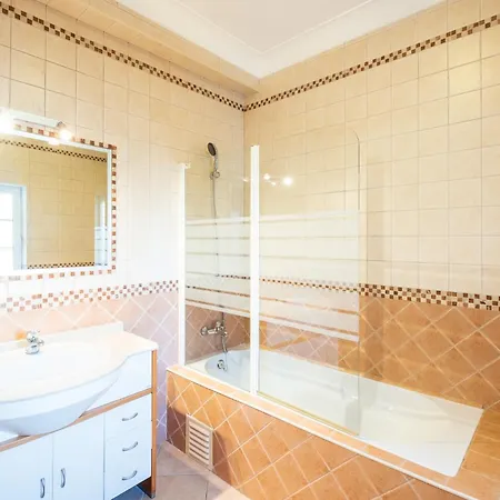 Isa - Heated Pool - Free Wi-fi - Air Con *